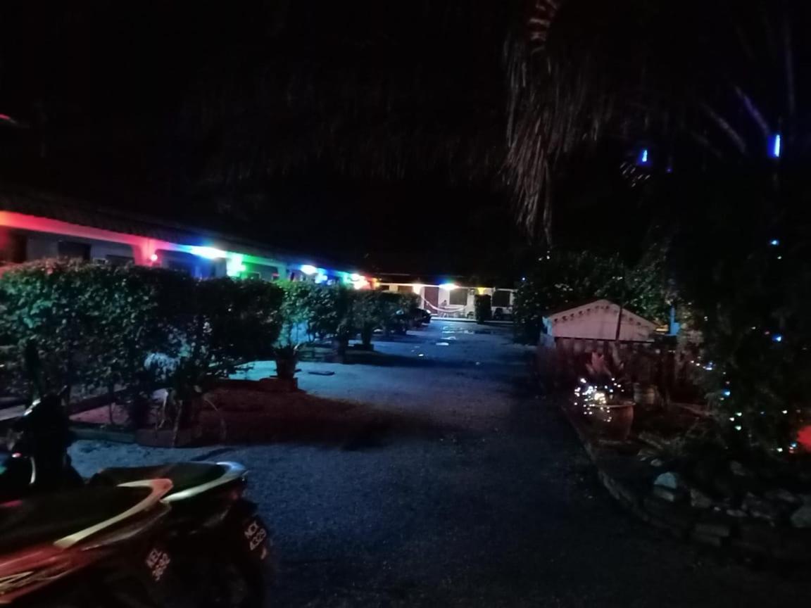 Rainbow Bed N Bfast Hostel Pantai Cenang  Exterior photo