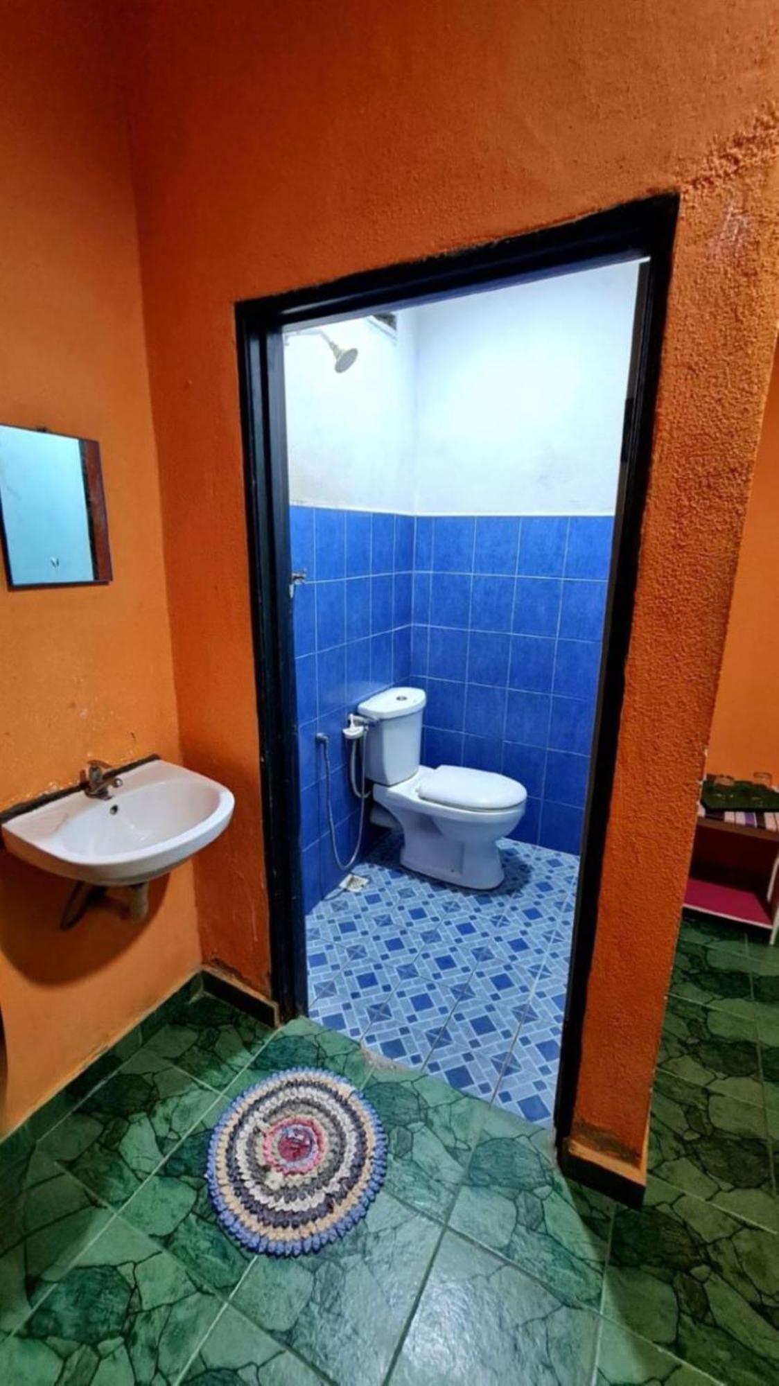 Rainbow Bed N Bfast Hostel Pantai Cenang  Exterior photo
